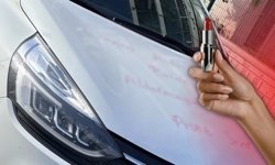 Antalya’da araç kaputuna yazılan sözler gündem oldu! "Aldatmaya devam et"
