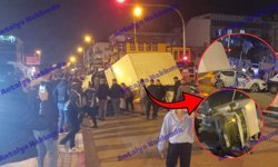 Antalya'da kamyonet otomobilin üzerine devrildi! İşte o görüntüler