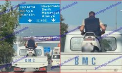 Antalya'da tehlikeli taşımacılık: Kamyonet kasasında motorla yolculuk yaptı!