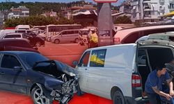 Antalya'da aşırı hız kazaya sebep oldu! 2 kişinin yaralandığı kaza kamerada
