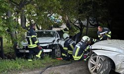 Burdur-Antalya yolunda ağaca çarptı! 1 yaralı