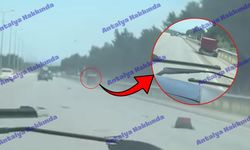 Antalya'da bariyerlere çarpan otomobil metrelerce sürüklendi!
