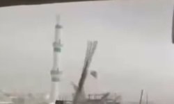 Fırtınada cami minaresi yıkıldı: O anlar kamerada!