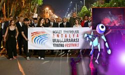 Antalya'da tiyatro festivali renkli kortejle başladı!