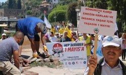 1 Mayıs'ta Alanya’da dikkat çeken görüntü: İşçiler hem yürüdü hem çalıştı!