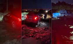 Antalya'da bu yol kazaya davetiye çıkardı: Araçlar çukura düştü