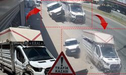 Antalya'da faciayı kılpayı atlattı: Lastiği patlayan kamyonetin kaza anı kamerada!