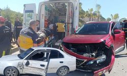 Antalya'da otomobiller çarpıştı: Sürücü araçta sıkıştı!