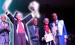Antalya'da 70 yaşındaki anneye profesör oğlundan diploma!