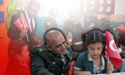Antalya’da minik ellerden Mehmetçiğe mektup: İlk harfler vatan sevgisiyle buluştu!