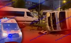 Antalya’da servis ile kamyonet çarpıştı: Kamyonet devrildi!