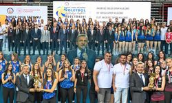 Antalya Valisi Şahin sporun yıldızlarına ödüllerini takdim etti