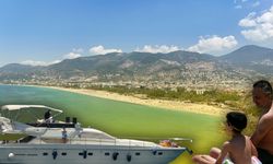 Alanya’da sıcaktan bunalan sahillere koştu!