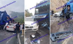 Antalya-Kemer yolunda ikinci kaza: Araç TIR'ın altında kaldı!
