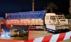 Antalya'da feci kaza: Kamyonet sürücüsü ağır yaralandı