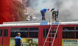 Antalya'da nostalji tramvayı çatısında yangın! Esnaf alevlere siper oldu