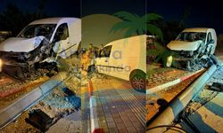 Antalya'da feci kaza! Direğe çarparak durabildi