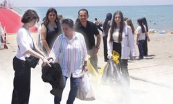 Antalya'da deniz kaplumbağaları için sahil temizleme etkinliği