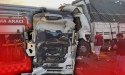 Antalya'da kamyon tıra arkadan çarptı: Sürücü araçta sıkıştı
