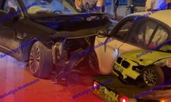 Antalya’da otomobiller kafa kafaya çarpıştı!