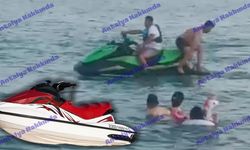 Antalya'da tehlikeli görüntüler: Yüzenlerin arasında jet ski kullandı!