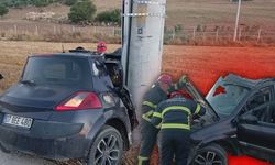 Burdur'da bir otomobil elektrik direğine çarptı!
