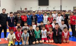 Kepez Belediyesi Spor Kulübü güreşçilerinden madalya yağmuru