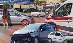 Antalya'da iki otomobil çarpıştı: Sürücüler hastaneye kaldırıldı
