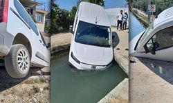Antalya'da korkutan kaza: Hafif ticari araç sulama kanalına düştü!