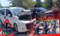 Antalya'da kafa kafaya çarpıştılar: Sürücü yaralandı