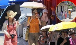 Antalya'da dikkat çeken görüntü: Uzak Doğulu turistler sıcaktan böyle korundu!