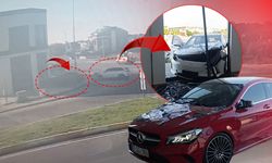 Antalya'da iki otomobil iş yerine daldı: Facia kıl payı atlatıldı