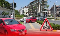 Antalya'da direksiyon hakimiyetini kaybetti: 2 kişi yaralandı