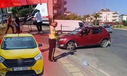 Antalya'da kavşakta taksi ile otomobil çarpıştı: 4 kişi yaralandı