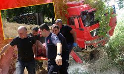 Antalya'da kum yüklü çekici devrildi: Araçta sıkışan sürücü şoka girdi!