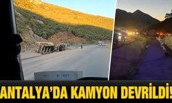 Antalya'da seyir halindeki kamyon devrildi!