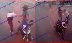 Antalya'da otobüse tutunan çocuğu yumruklayıp darp etti! İşte o anlar