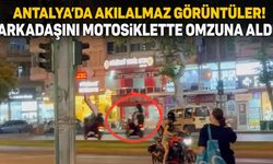 Antalya’da akılalmaz görüntüler: Arkadaşını motosiklette omzuna aldı!
