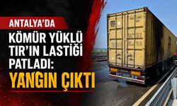 Antalya'da kömür yüklü TIR'ın lastiği patladı: Yangın çıktı