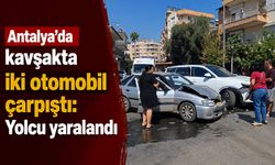Antalya’da kavşakta iki otomobil çarpıştı: Yolcu yaralandı