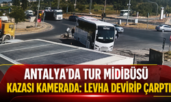 Antalya'da tur midibüsü kazası kamerada: Levha devirip çarptı