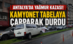 Antalya'da yağmur kazası! Kamyonet tabelaya çarparak durdu
