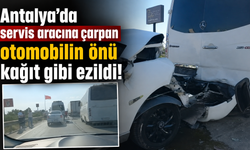 Antalya’da servis aracına çarpan otomobilin önü kağıt gibi ezildi!