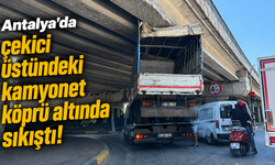 Antalya’da çekici üstündeki kamyonet köprü altında sıkıştı!