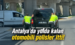 Antalya'da yolda kalan otomobili polisler itti! İşte o anlar