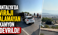 Antalya’da virajı alamayan kamyon devrildi!