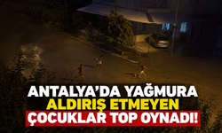 Antalya’da yağmura aldırış etmeyen çocuklar top oynadı!