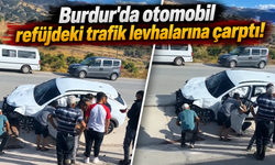Burdur'da otomobil refüjdeki trafik levhalarına çarptı!