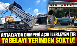 Antalya'da damperi açık ilerleyen tır tabelayı yerinden söktü!