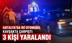 Antalya’da iki otomobil kavşakta çarpıştı: 3 kişi yaralandı